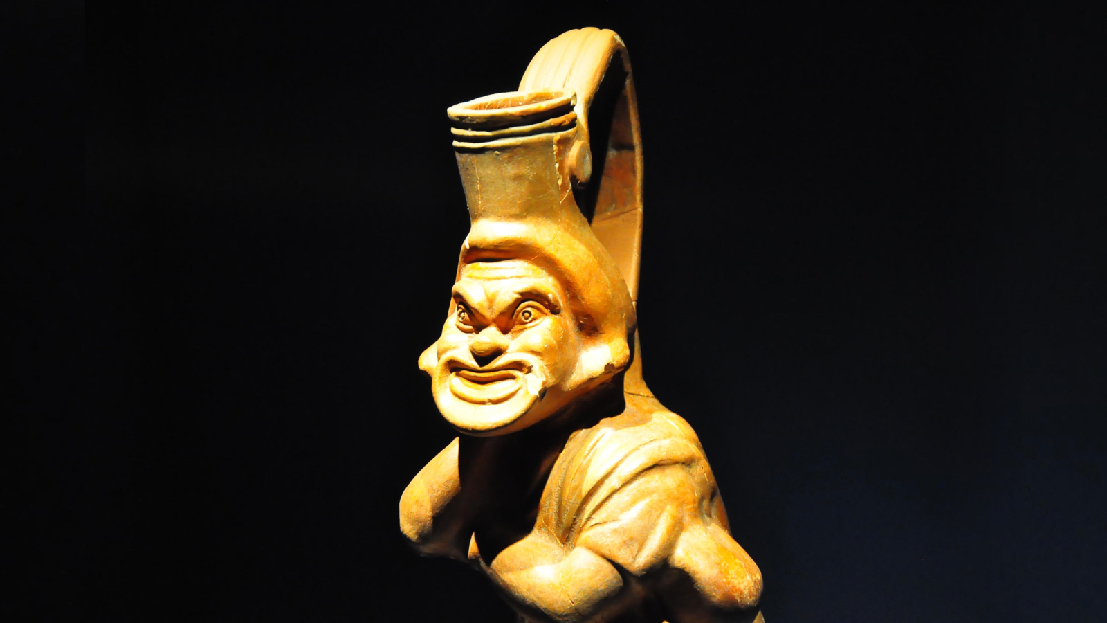 aigaide ortaya cikan maskeli oyuncu tasvirli 1800 yillik vazo sergide 3IyabcWu