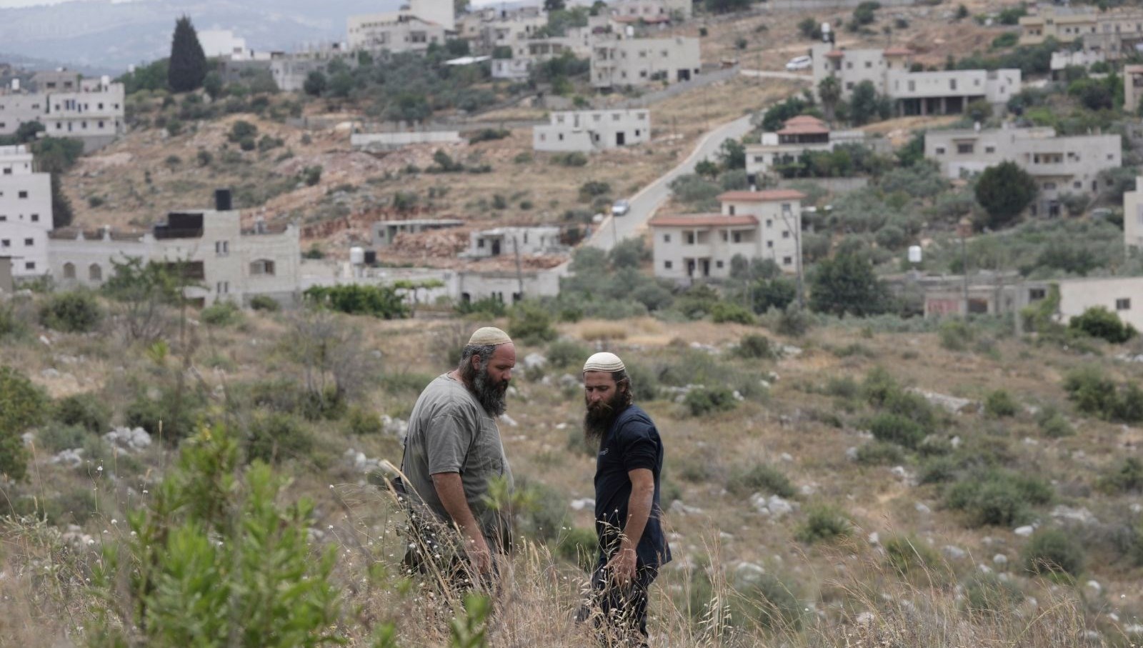 filistin topraklarini gasbeden israilliler bati seriada filistinli bir genci vurarak oldurdu QhjLfuyW