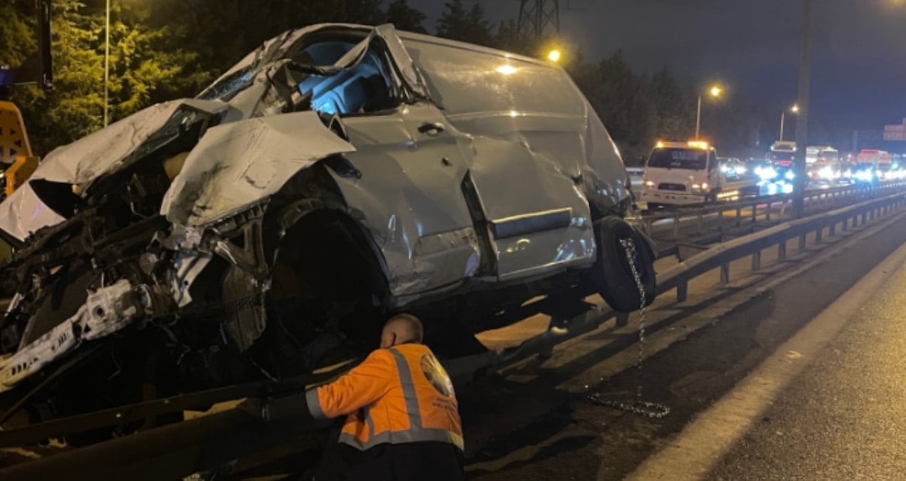 tem otoyolunda hafif ticari arac bariyerlere cikti 1 yarali HlTmTfZD