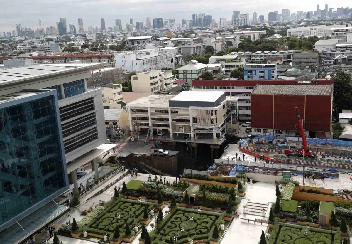 yol coktu 50 metrelik cukur olustu elWw2Dcz