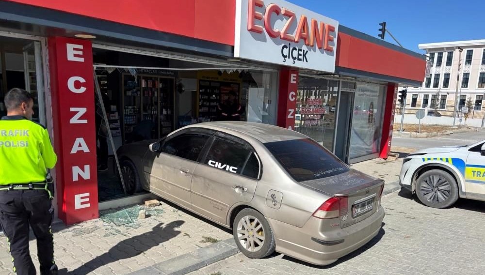 el freni cekilmeyen arac eczaneye girdi CNm8cHRF.jpg
