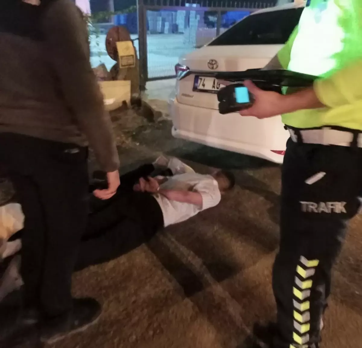 ihtara uymayan surucu polis memuruna carpti 9k7nVC5Q.jpg