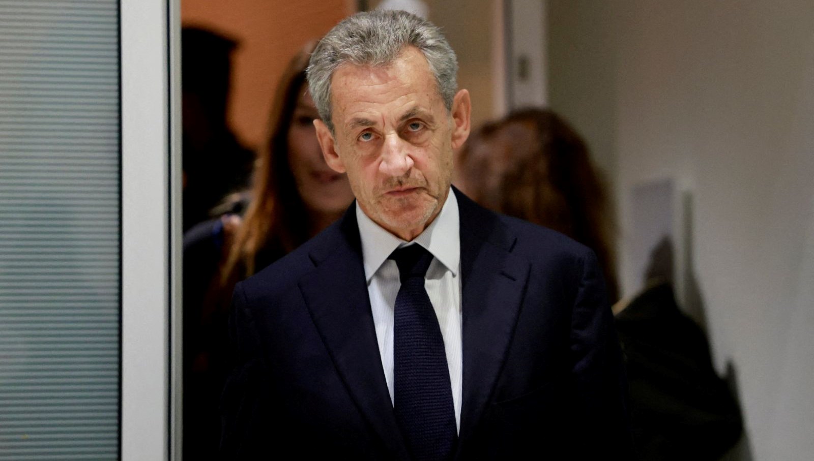 sarkozy bugun hapse girecek esinden son gece paylasimi AHfq3F6a.jpg